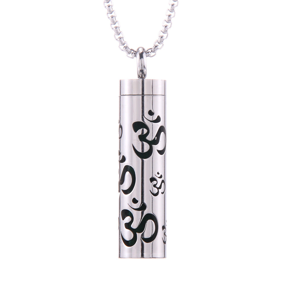 Zylinder-Anhänger mit schwarzen Ornamenten auf silbernem Finish, Edelstahlkette