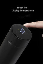 Smart thermos 500ml in black with touch temperature display glowing and hand