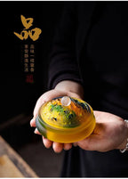琥珀色玻璃香器，手托展示香盖透光效果