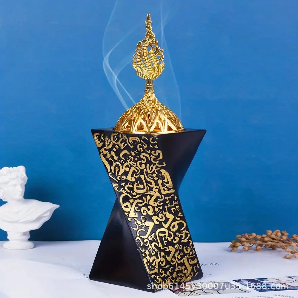 Schwarzer Bakhoor-Resinbrenner mit goldfarbenem Schriftornament und aufgesetztem Brenner