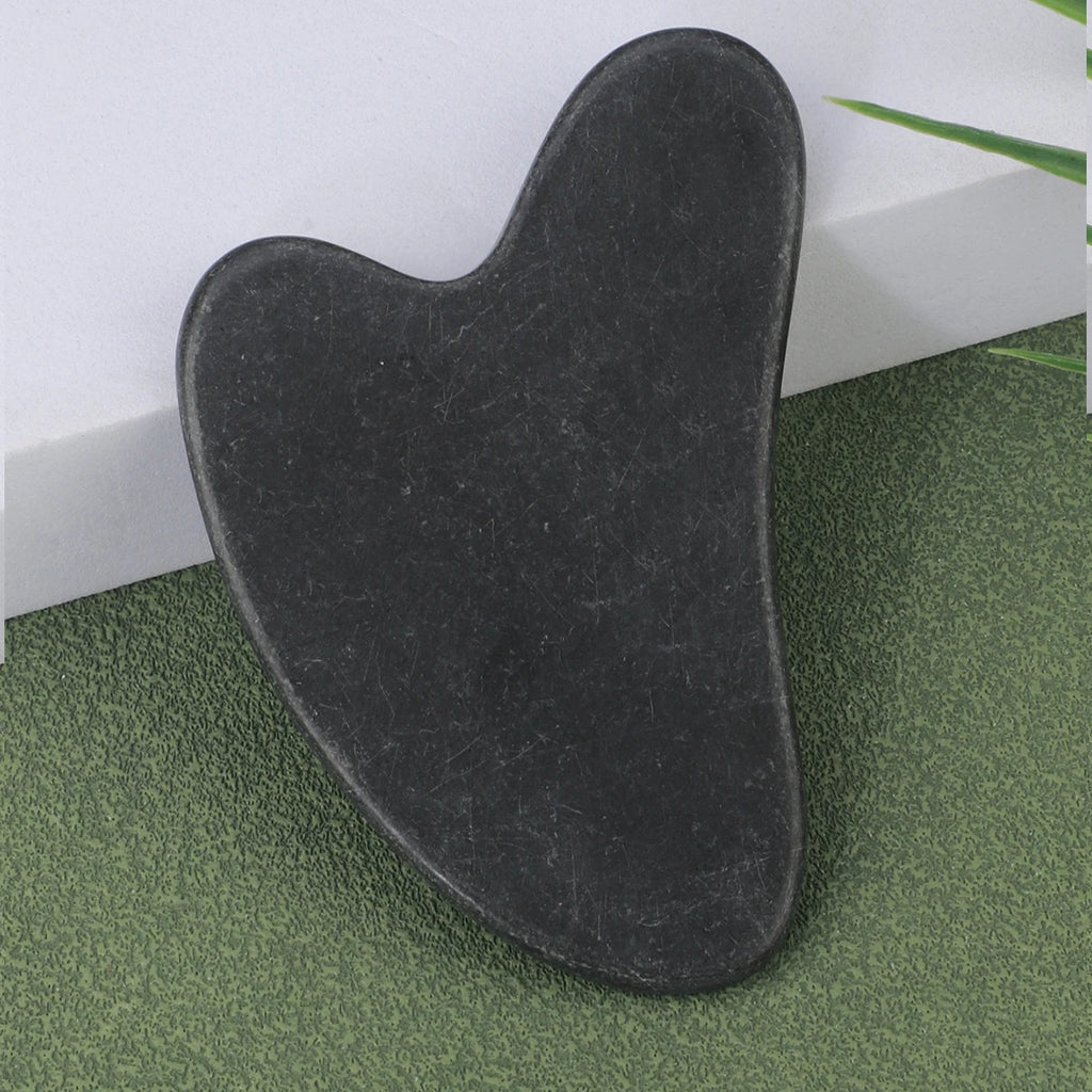 Smoky Obsidian Herz-Guasha, dunkelgrauer Stein in Nahansicht
