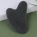Smoky Obsidian Herz-Guasha, dunkelgrauer Stein in Nahansicht