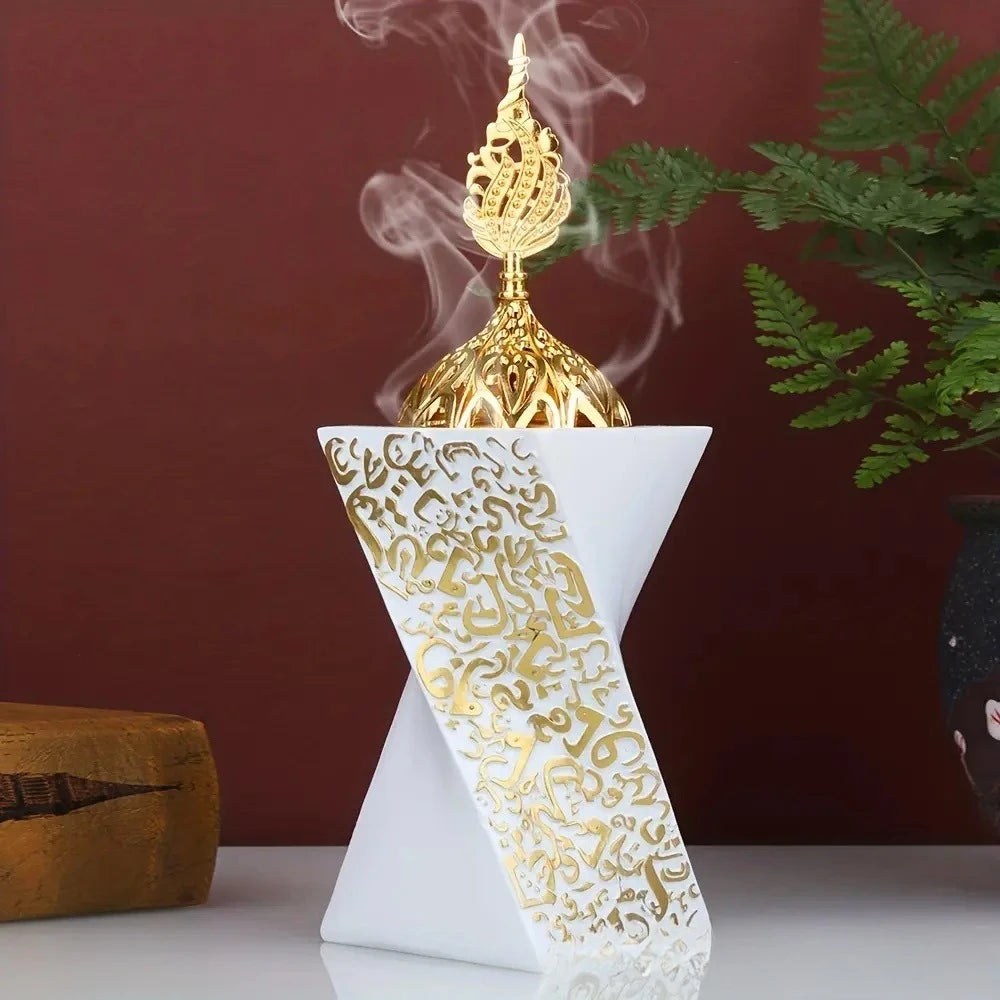 Weißer Bakhoor-Resinbrenner mit goldfarbenem Ornament und spitzem Aufsatz