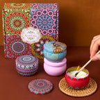Naqsh Vintage Duftkerzen-Geschenkset, 4-teilig: bunte Deckel und brennende rote Kerze