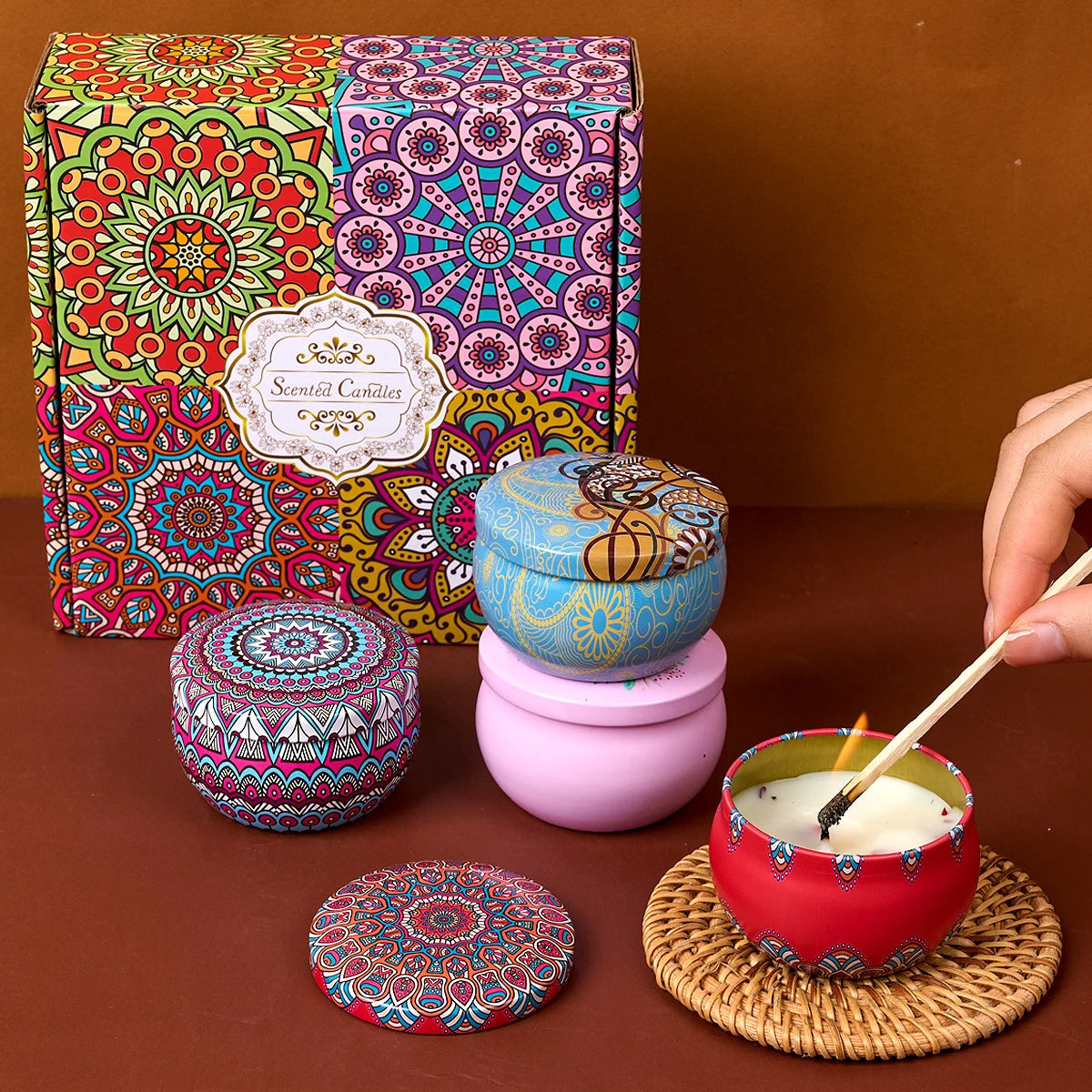 Naqsh Vintage Duftkerzen-Geschenkset, 4-teilig: bunte Deckel und brennende rote Kerze