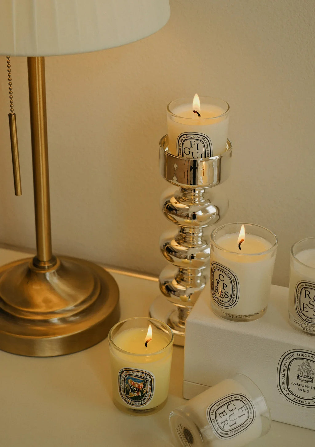 Bougies parfumées 190 g avec flamme, présentoir doré et verres en verre.