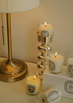 Bougies parfumées 190 g avec flamme, présentoir doré et verres en verre.