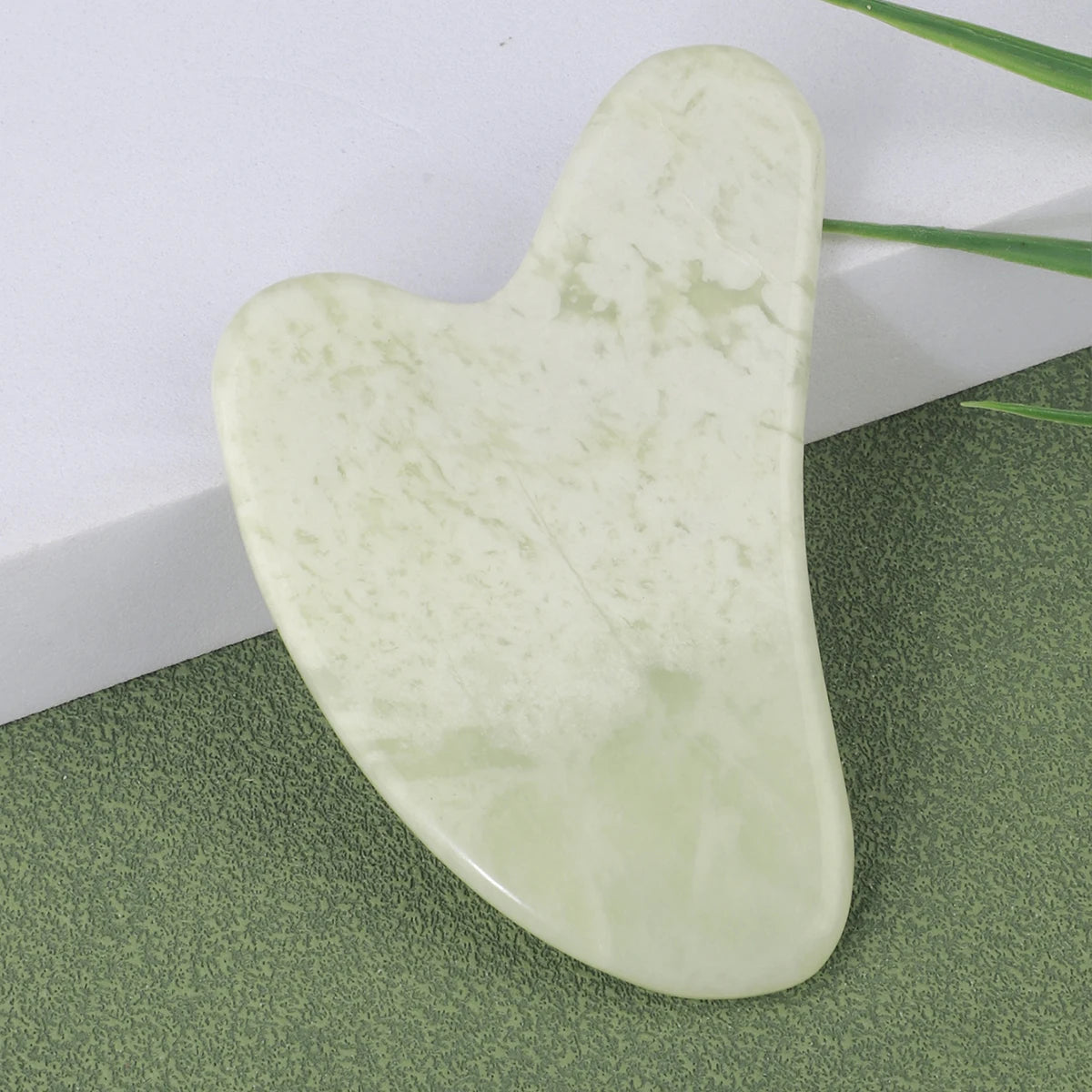 Rose Quartz Herz-Guasha, weiß-cremefarbener Stein mit feinen Adern