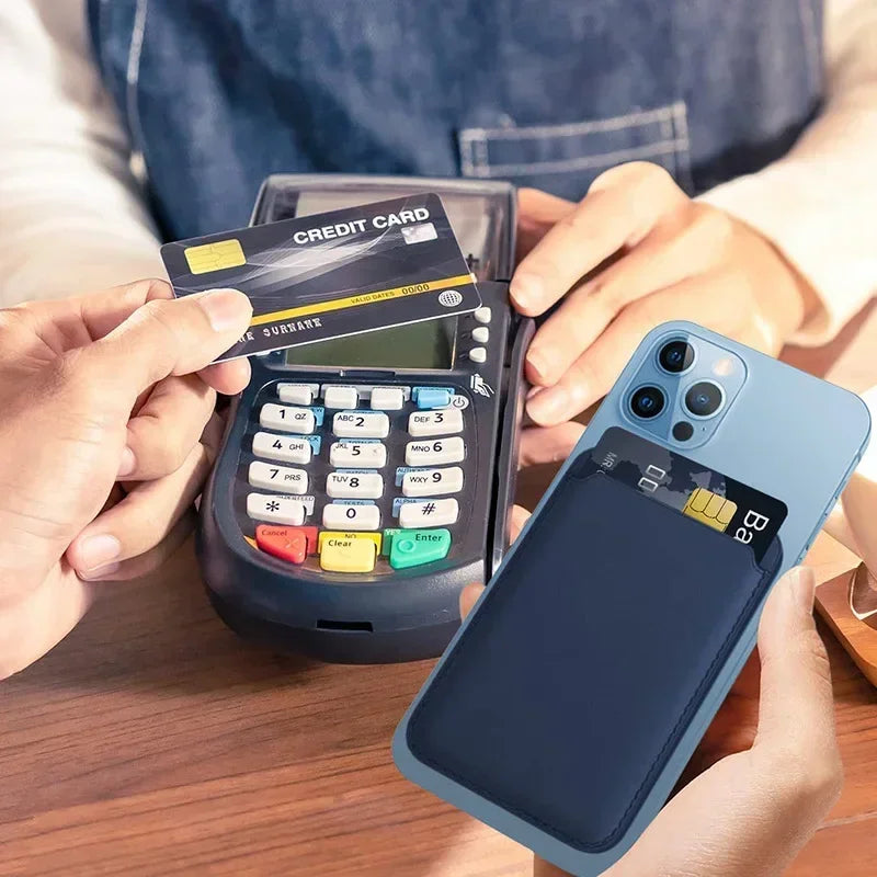 The Vanguard Magnetic Wallet con tarjeta en mano y funda con portatarjetas magnético