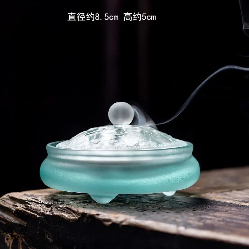青绿色玻璃香器特写，雾气从顶部香孔上升