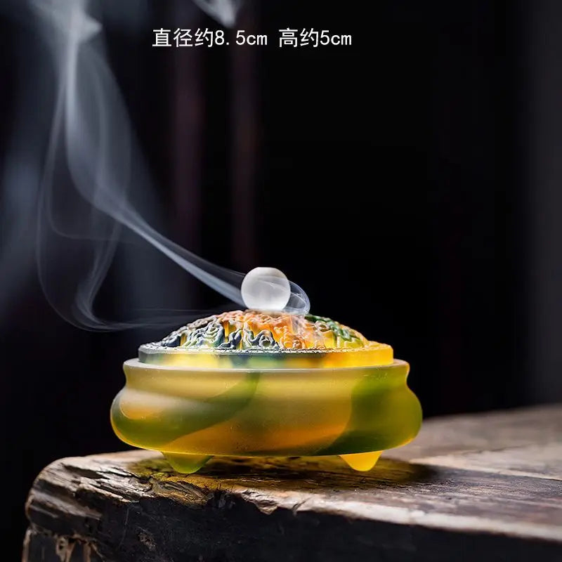 琥珀色玻璃香器特写，香头上方烟雾环绕