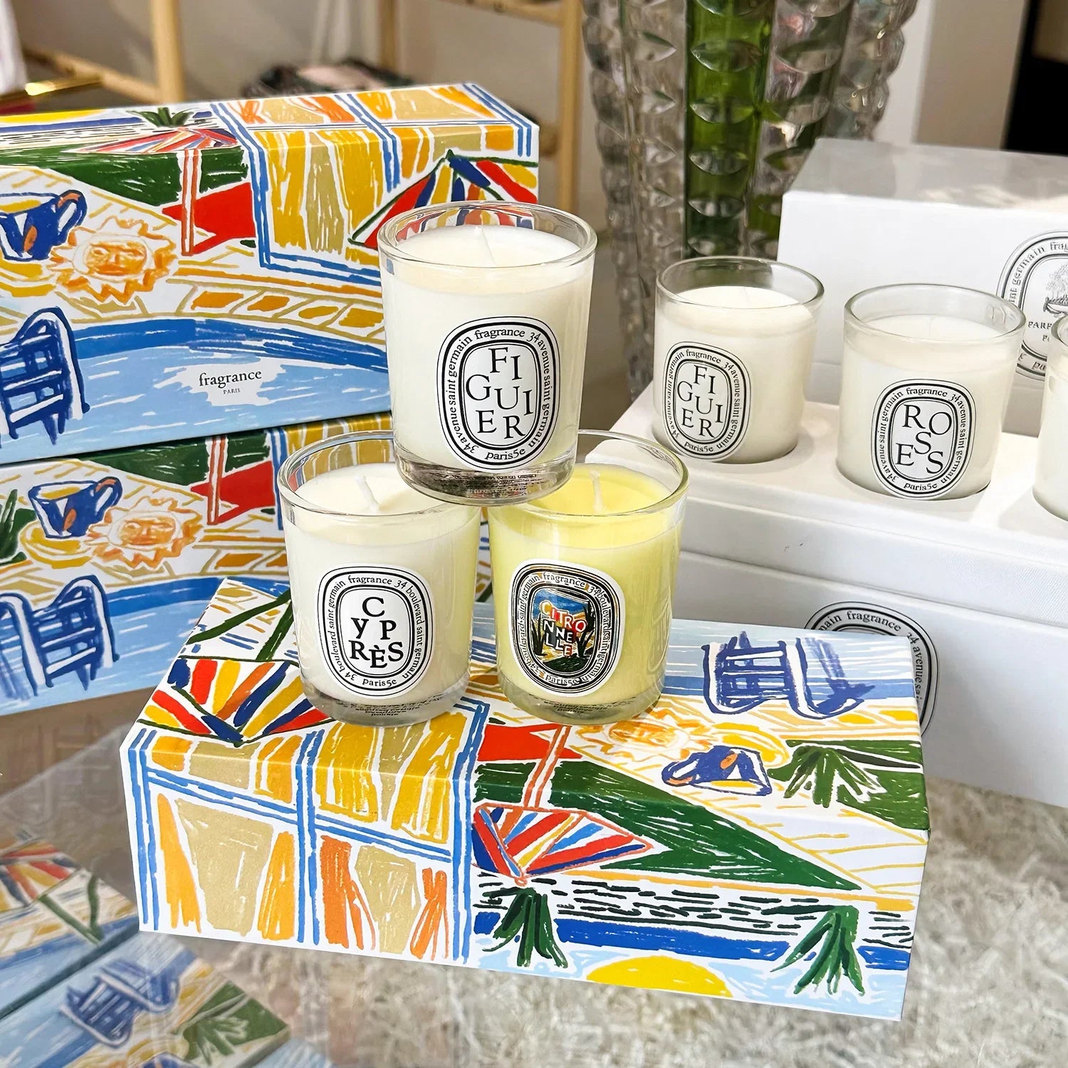 Bougies parfumées 190 g en verres : cire crème et jaune, étiquettes rondes.