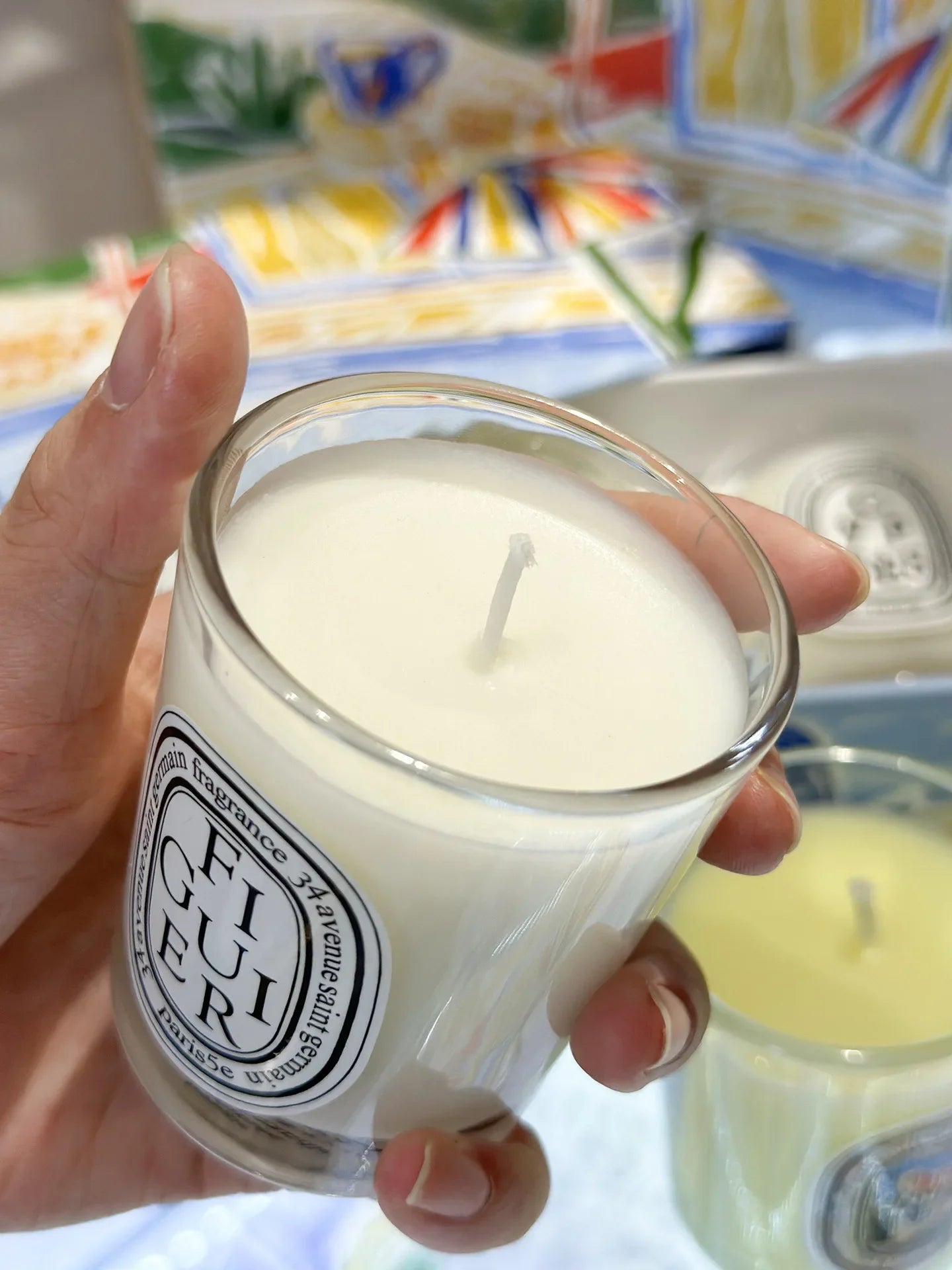 Bougie figuier 190 g en pot en verre : cire blanche pâle et mèche visible.