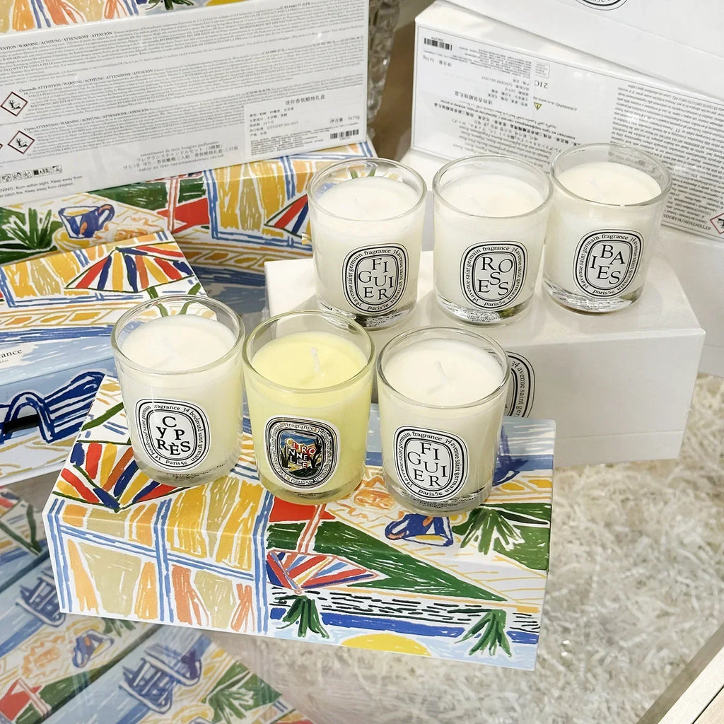 Bougie parfumée 190 g en verre, cire crème et jaune, étiquettes décoratives.