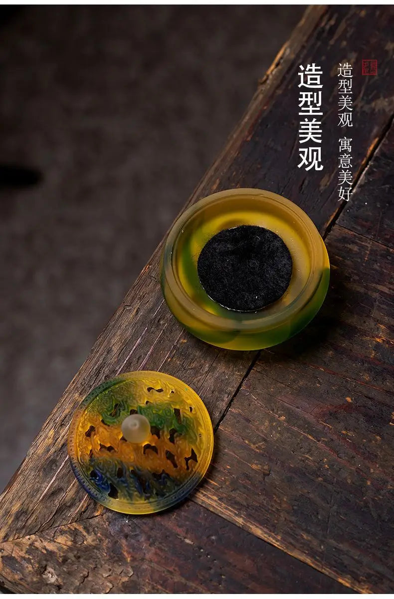 琥珀色玻璃香器，浮雕香盖与圆柱香孔
