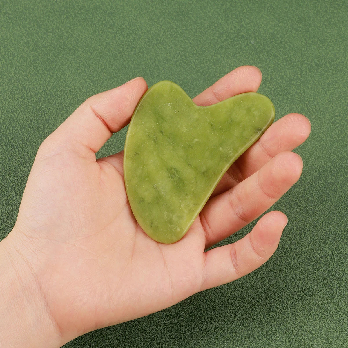 The Jade Ritual Face & Body Roller, Herz-Form in hellgrünem Forest Jade