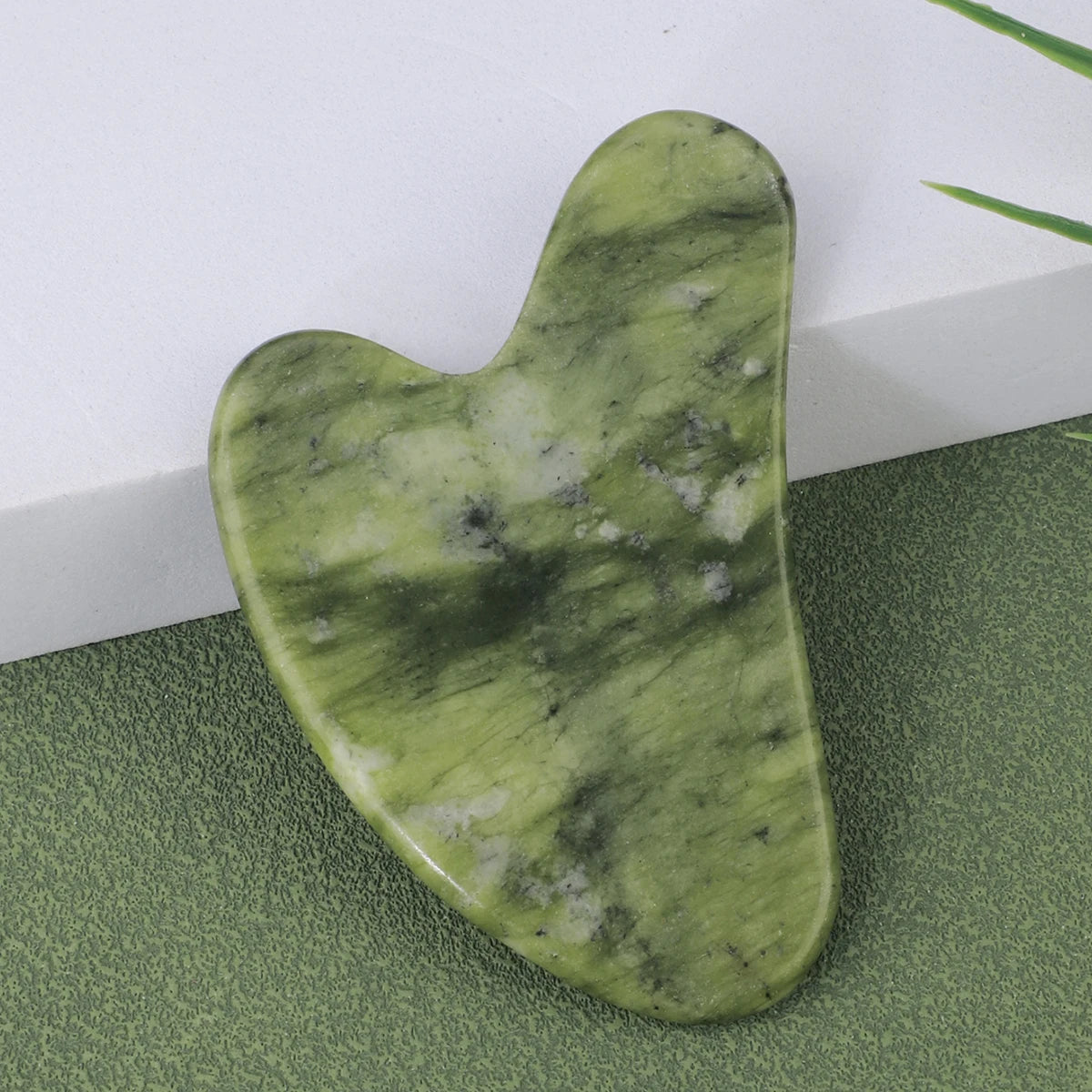 Forest Jade Herz-Guasha, grün marmoriert mit dunkleren Einsprengseln, Nahansicht