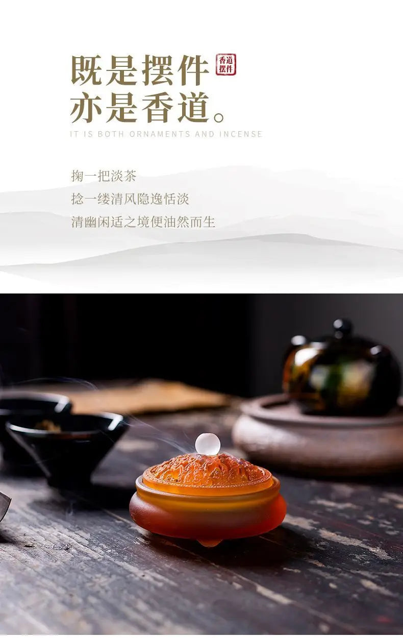 红棕色与琥珀色玻璃香器，顶部白色香头冒烟