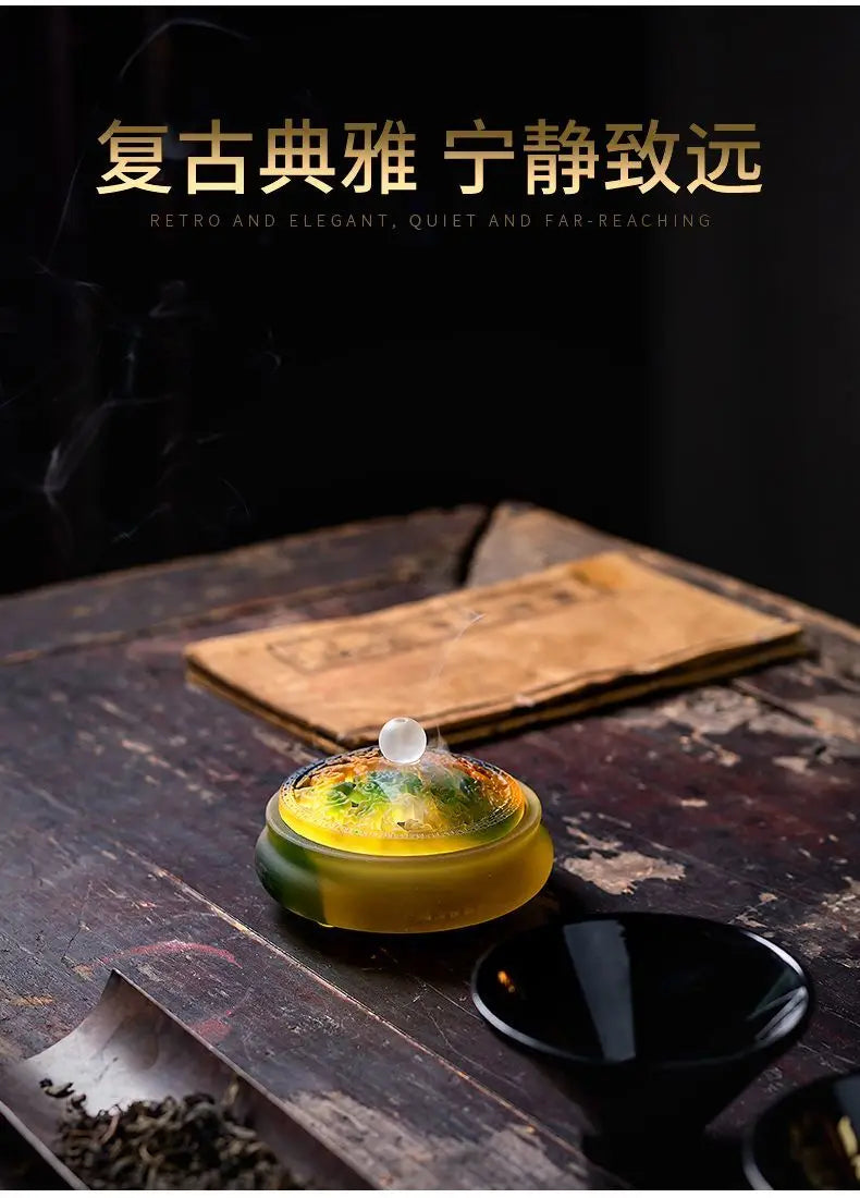 琥珀色玻璃香器，圆形底座与浮雕香盖静置