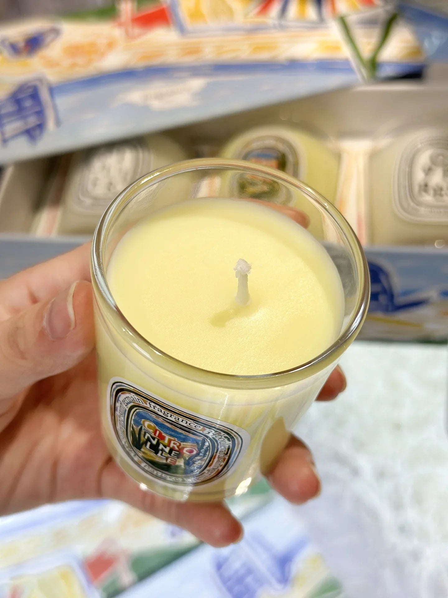Bougie citronnelle 190 g en pot en verre : cire jaune pâle et mèche au centre.
