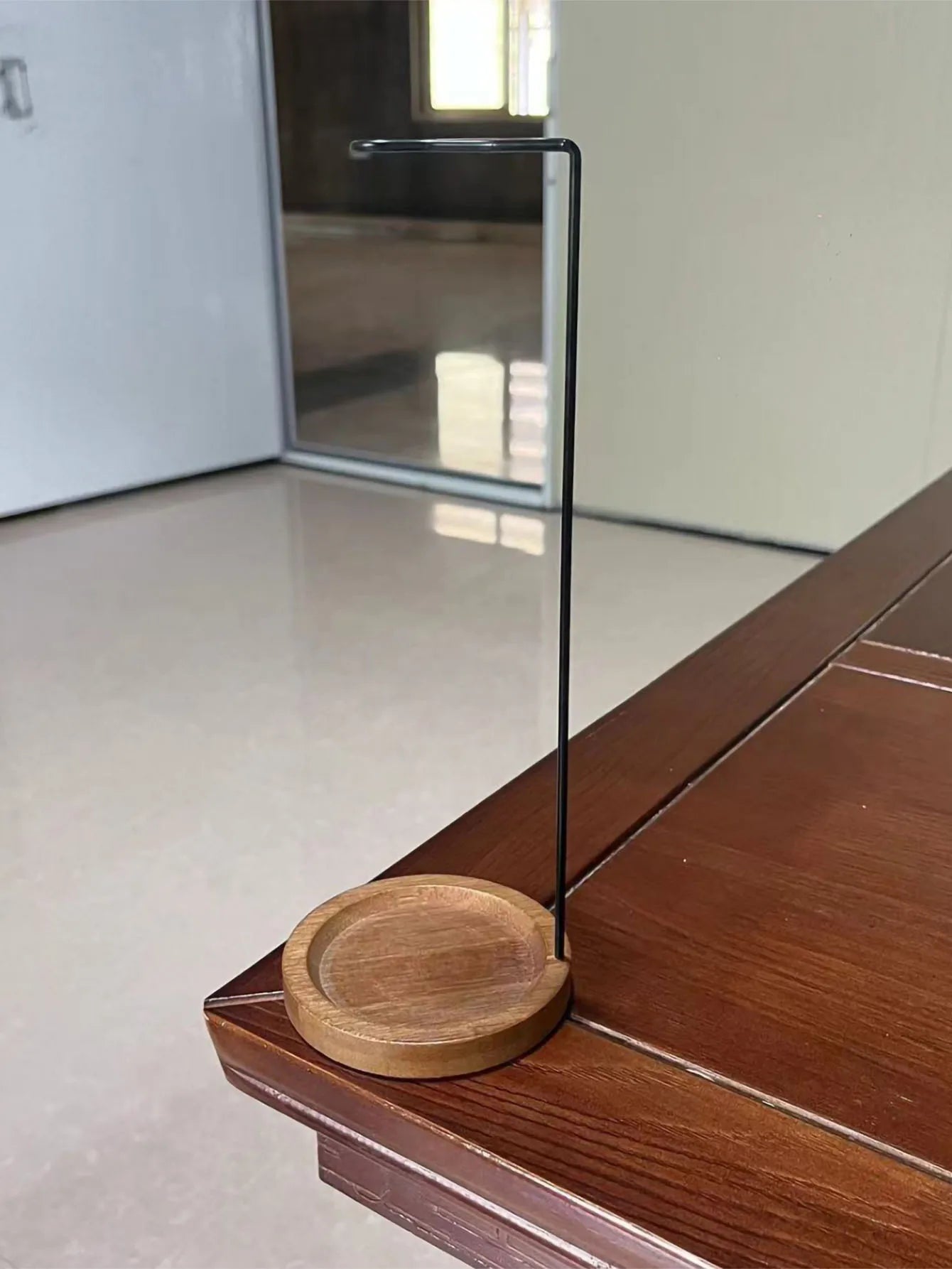 Bandeja de incienso invertida en madera con plato redondo y soporte negro alto